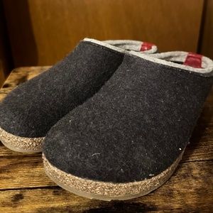 Haflinger Kris wool clogs